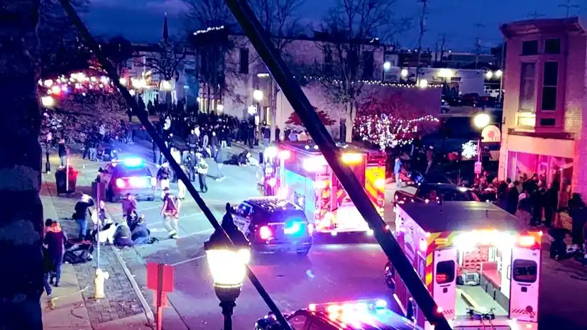 Locura total: atropelló a decenas de personas durante un desfile navideño