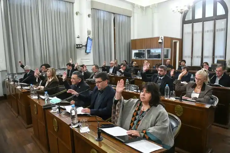 El proyecto de reforma previsional tomó estado parlamentario en el Senado entrerriano en medio de fuertes protestas