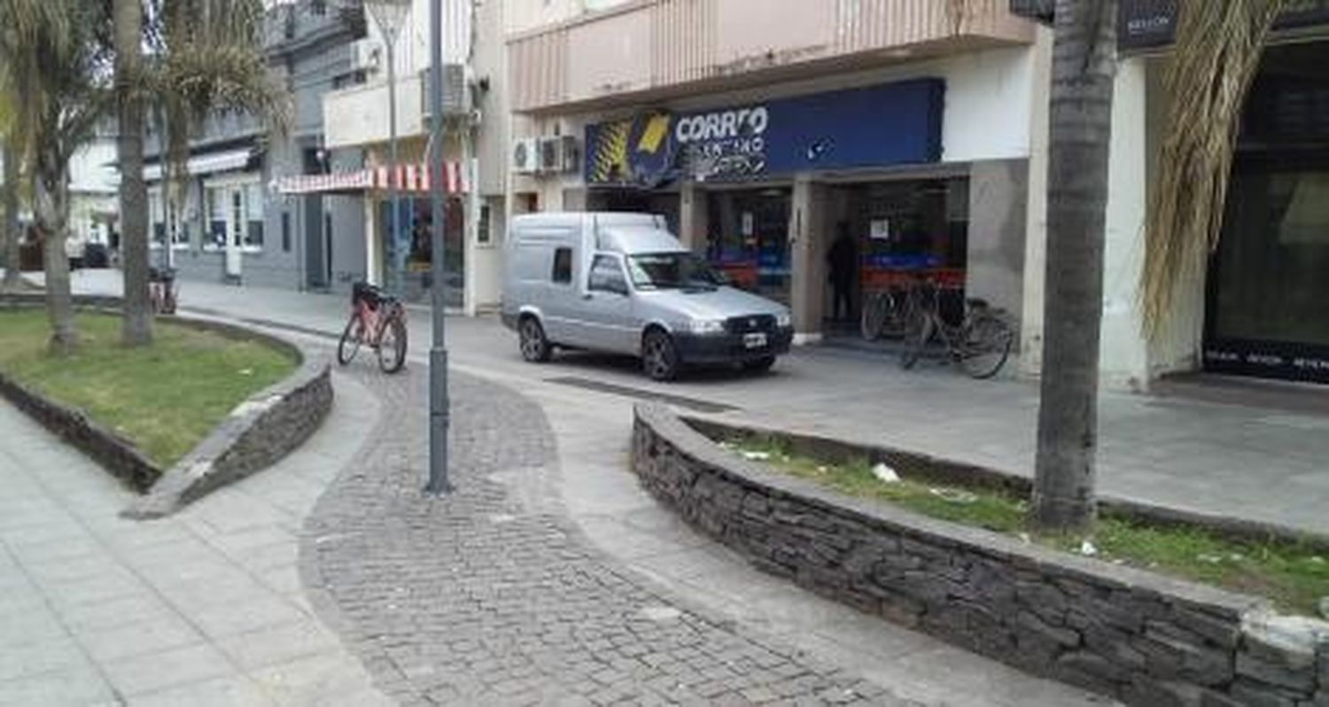 ¿Qué hace esta camioneta en la Peatonal?