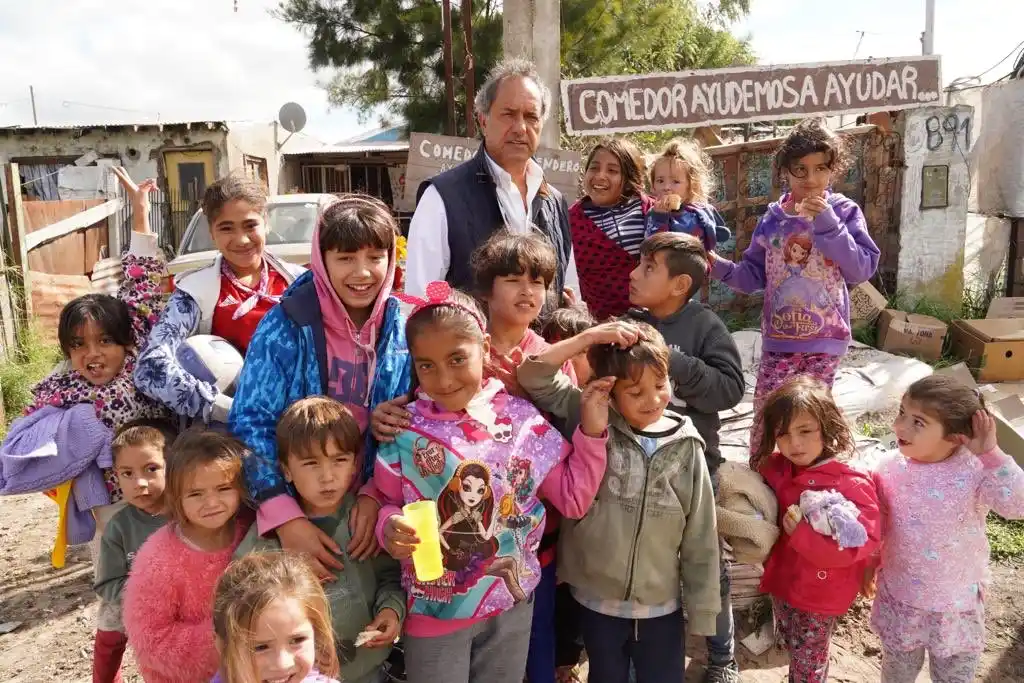 Scioli comenzó su campaña y se mostró con chicos de un comedor en Mar del Plata