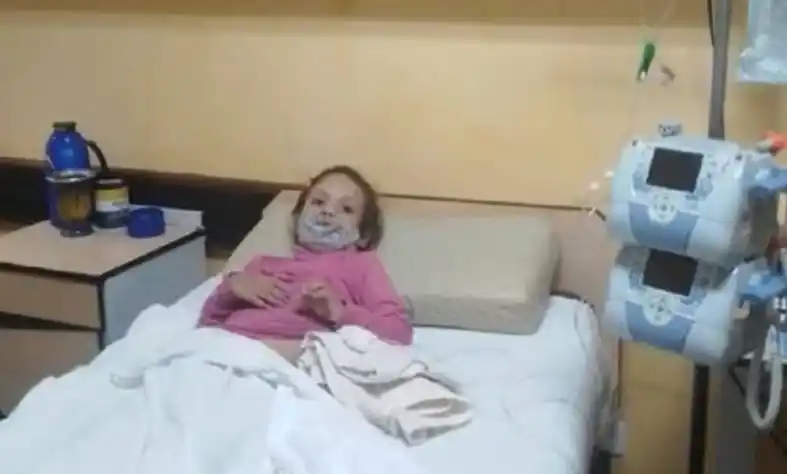 “Todo ese tiempo vamos a estar en Santa Fe, por eso le pido colaboración a la gente, que nos ayude con lo que sea, no saben lo caro que está todo allá”, aseveró el papá de Yasmin.