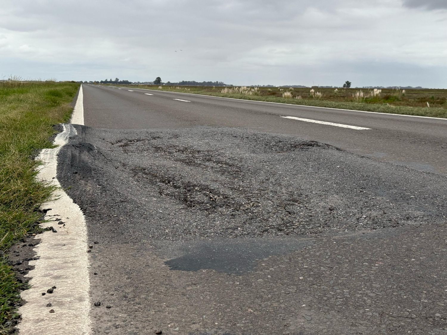Evidente mal estado de la cinta asfáltica en el Ruta 33.