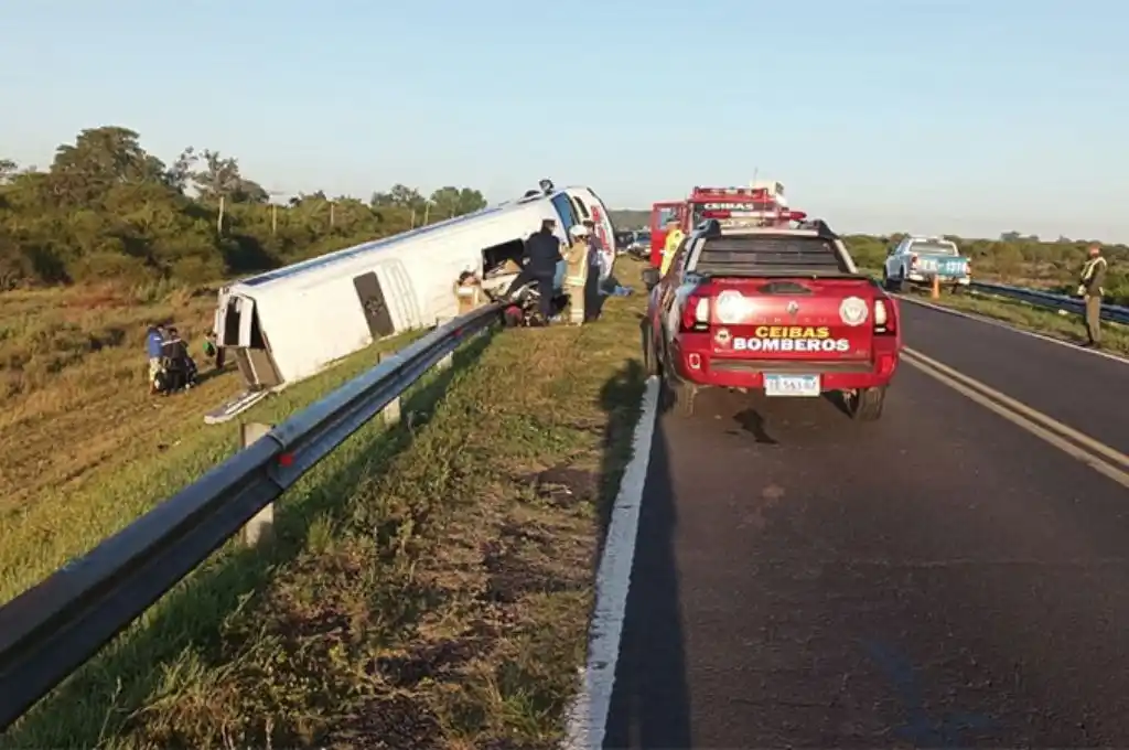 Volcó un mini bus en ruta 12 que trasladaba a chicos de Cerrito: hay cuatro menores heridos