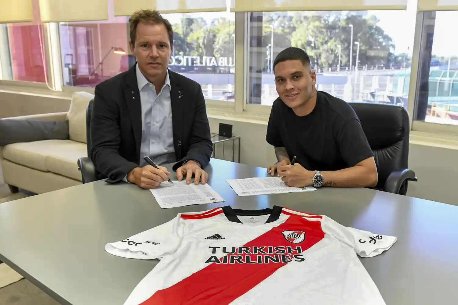 Quintero firmó su contrato