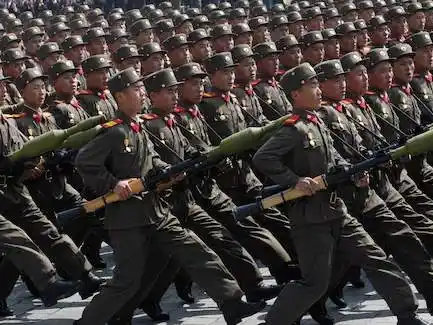 Soldados norcoreanos marchan durante un desfile militar en la Plaza Kim Il Sung