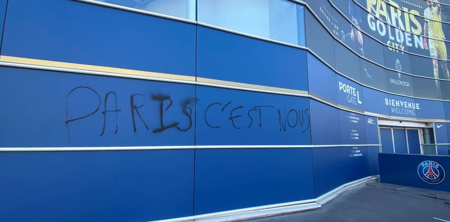 Pintadas en el PSG: le apuntan a los dueños y al director deportivo