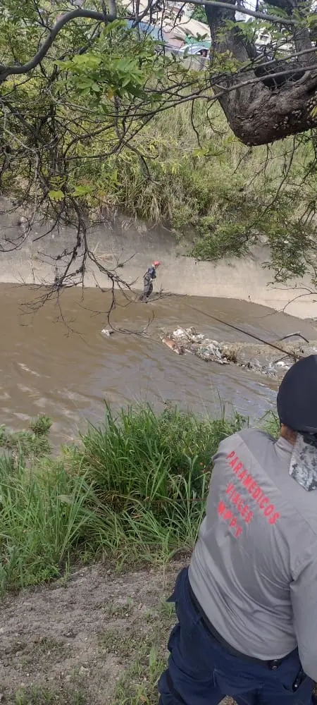 CON UNA HERIDA EN EL PECHO hallan cadáver de un hombre en el río Guaire