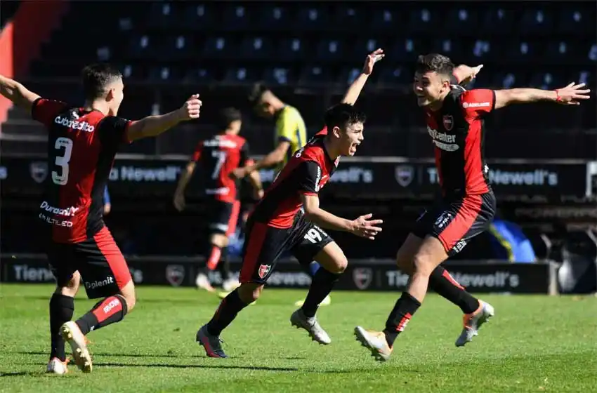 En el Clásico de Reserva, Newells le ganó sobre la hora a Central