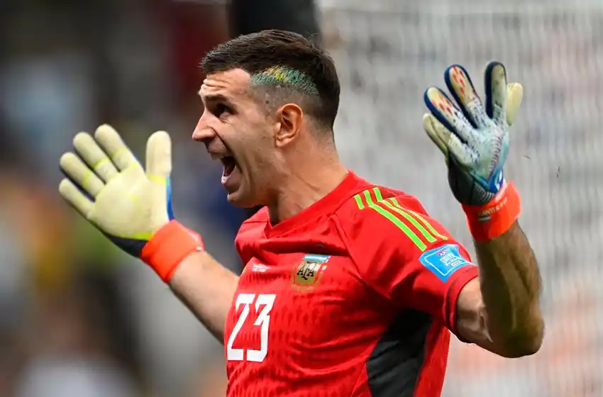 Marplatenses hacen guardia en la casa del "Dibu" Martínez para verlo salir