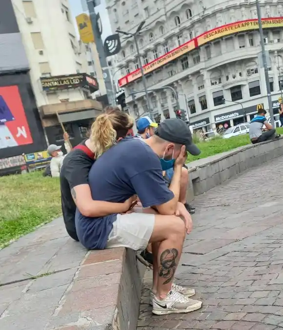 pstrongemLos fanáticos del 10, sin consuelo. (Foto tomada por Felipe desde el Obelisco)/em/strong/p