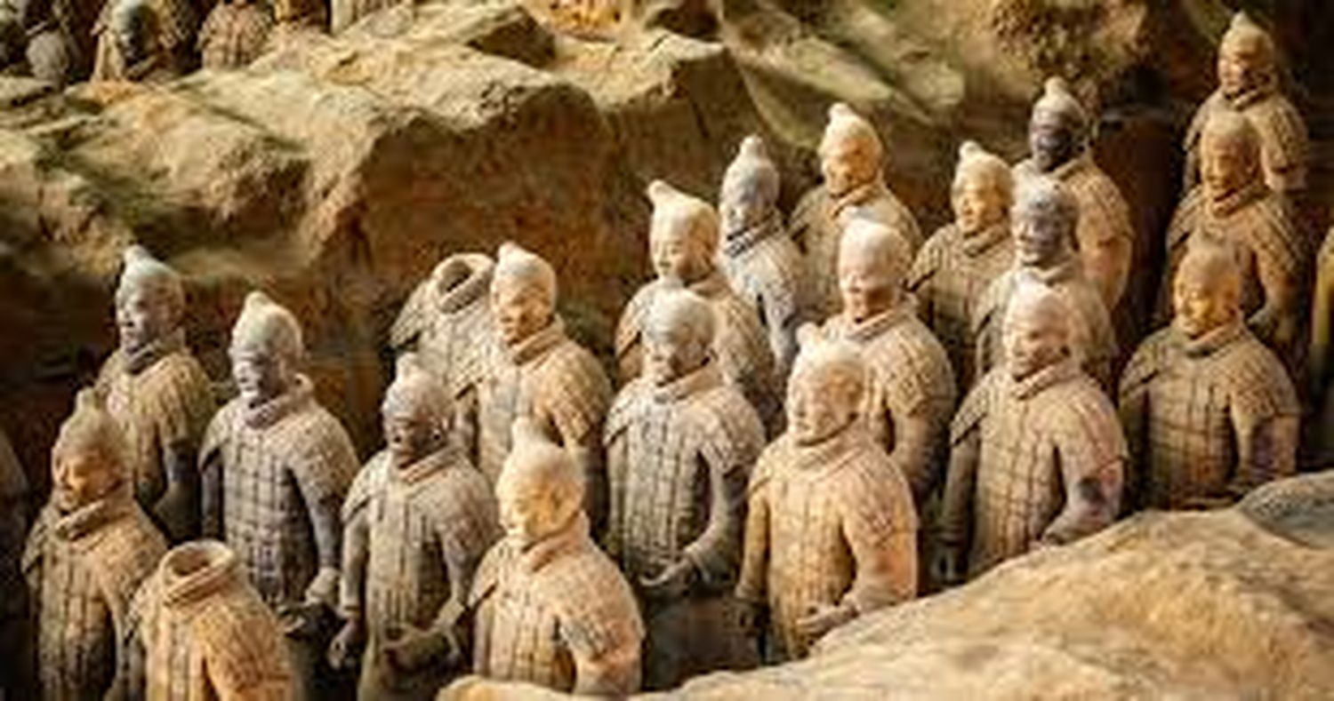 China: un turista entró a la zona restringida de un museo y dañó dos esculturas históricas