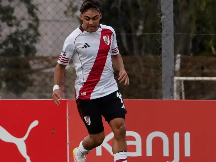 Alex Woiski durante su debut con la camiseta de River