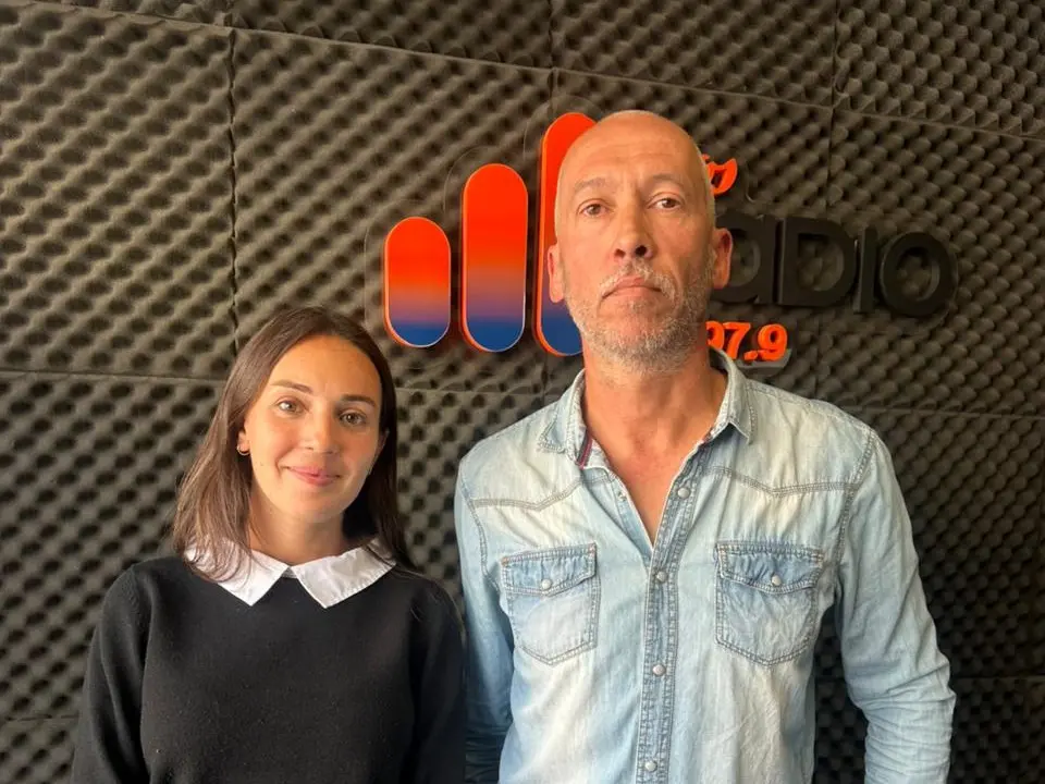 Azul Tomalino y Martín Petersen, integrantes del equipo de Comunicación del Consorcio de Gestión de Puerto Quequén