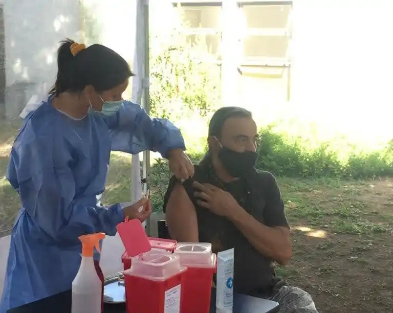 Se reanuda la vacunación contra el coronavirus: aplican 2250 dosis a mayores de 60 años