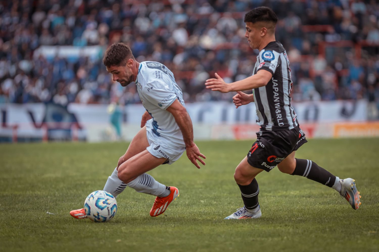 Diego Becker con la pelota en sus pies