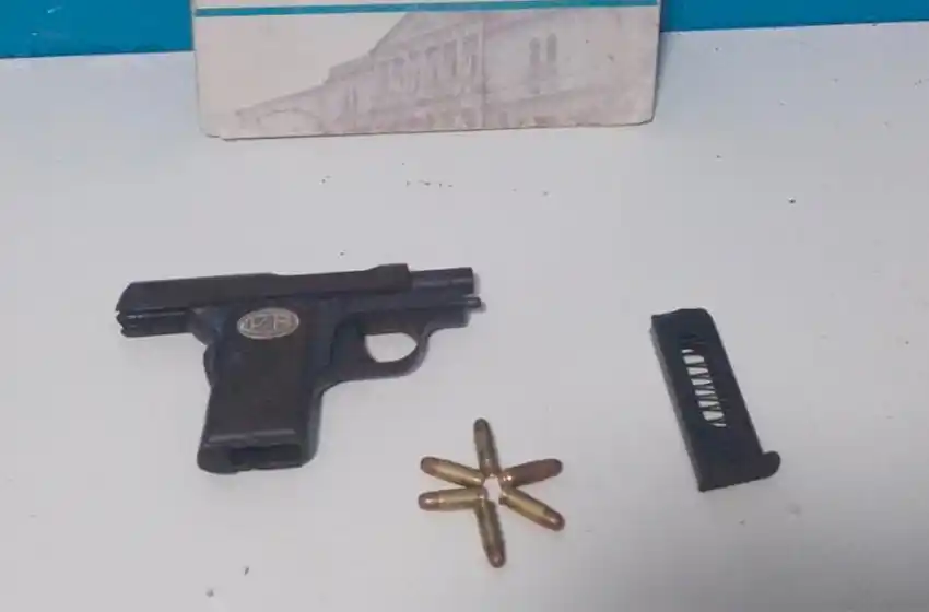 Noche movida por Constitución: atrapan a dos hombres, uno con una pistola lista para disparar