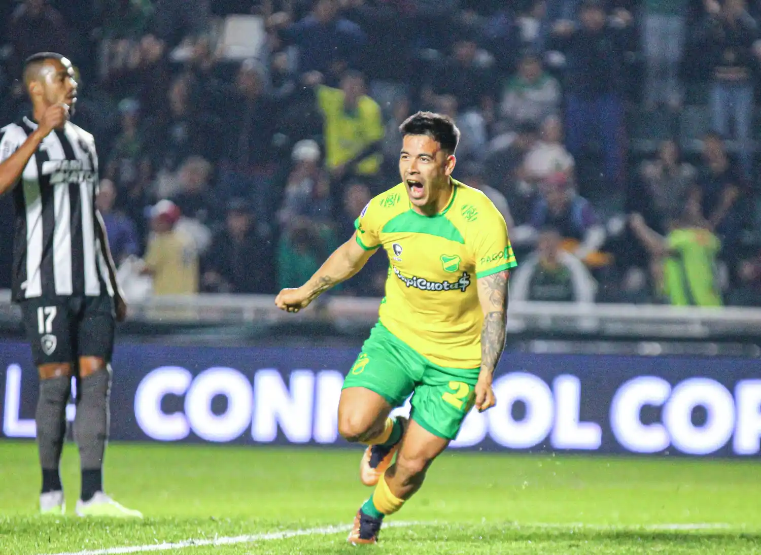 Fernández festeja la apertura del marcador en Banfield.