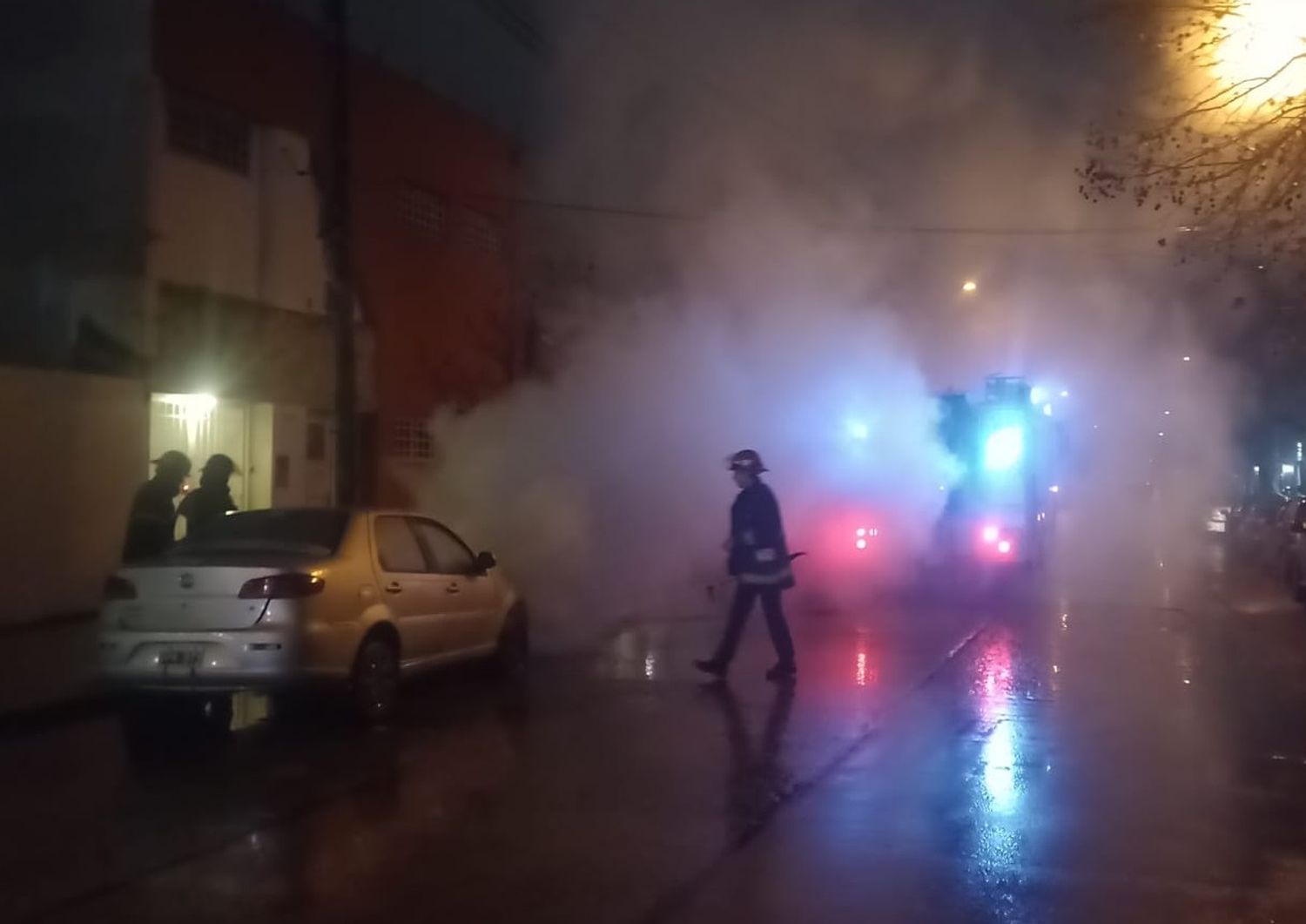 Bomberos tuvieron que actuar en el microcentro ante el incendio de un remise