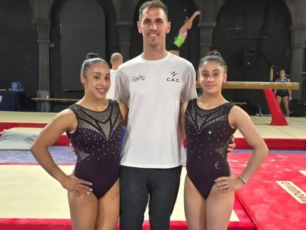 Lucía González y Emi Acosta junto a su entrenador, Víctor Ingaramo.IG V.Ingaramo.