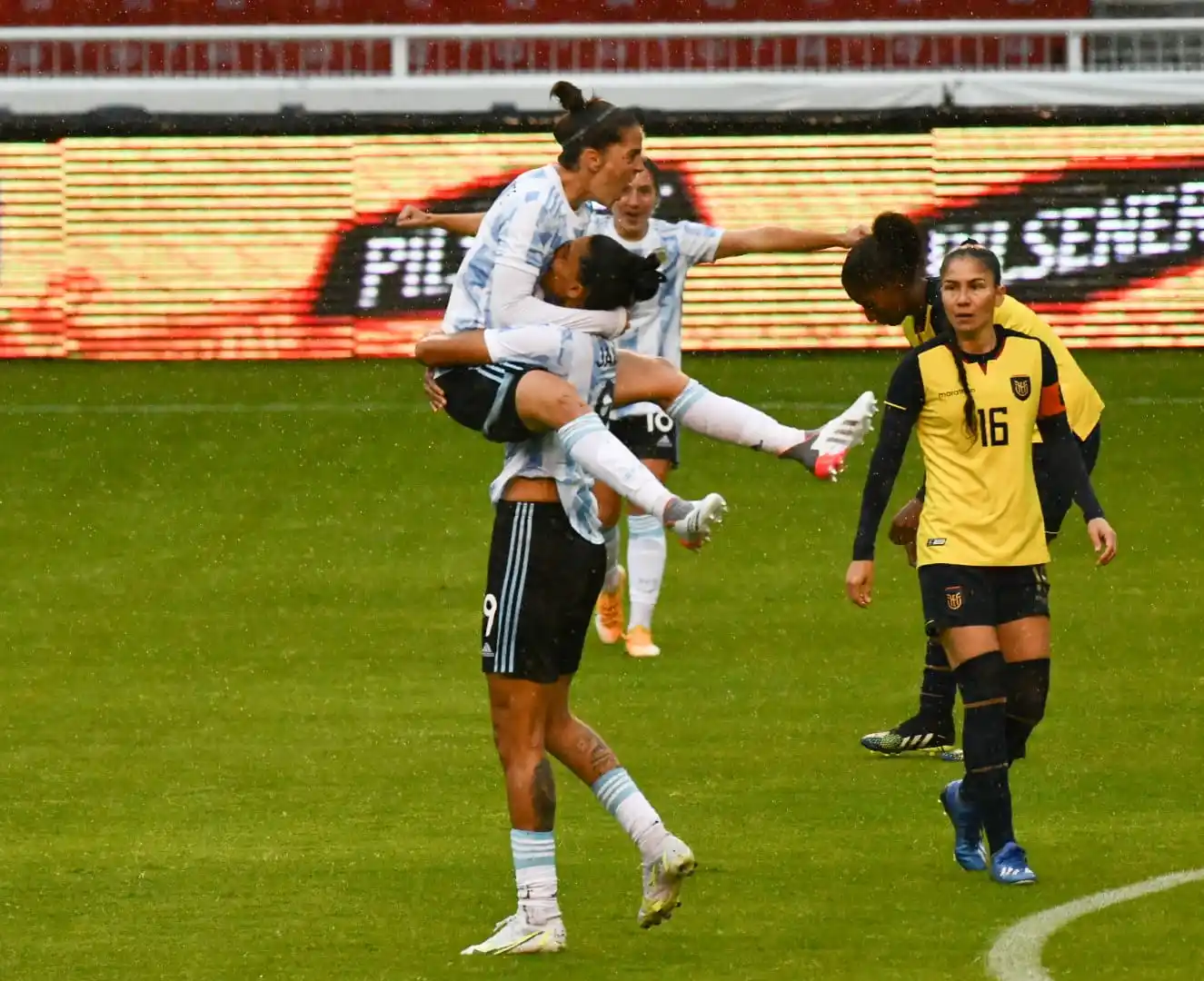 Larroquette y Jaimes comparten el festejo. Desde el fondo, se suma Núñez.