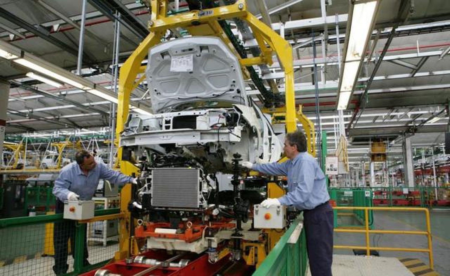 La industria se desplomó 9,2% en febrero y lleva casi un año de datos negativos
