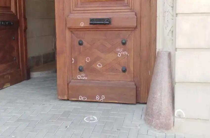 Balearon el frente del Concejo Municipal y dejaron un cartel: «Con la mafia no se jode»