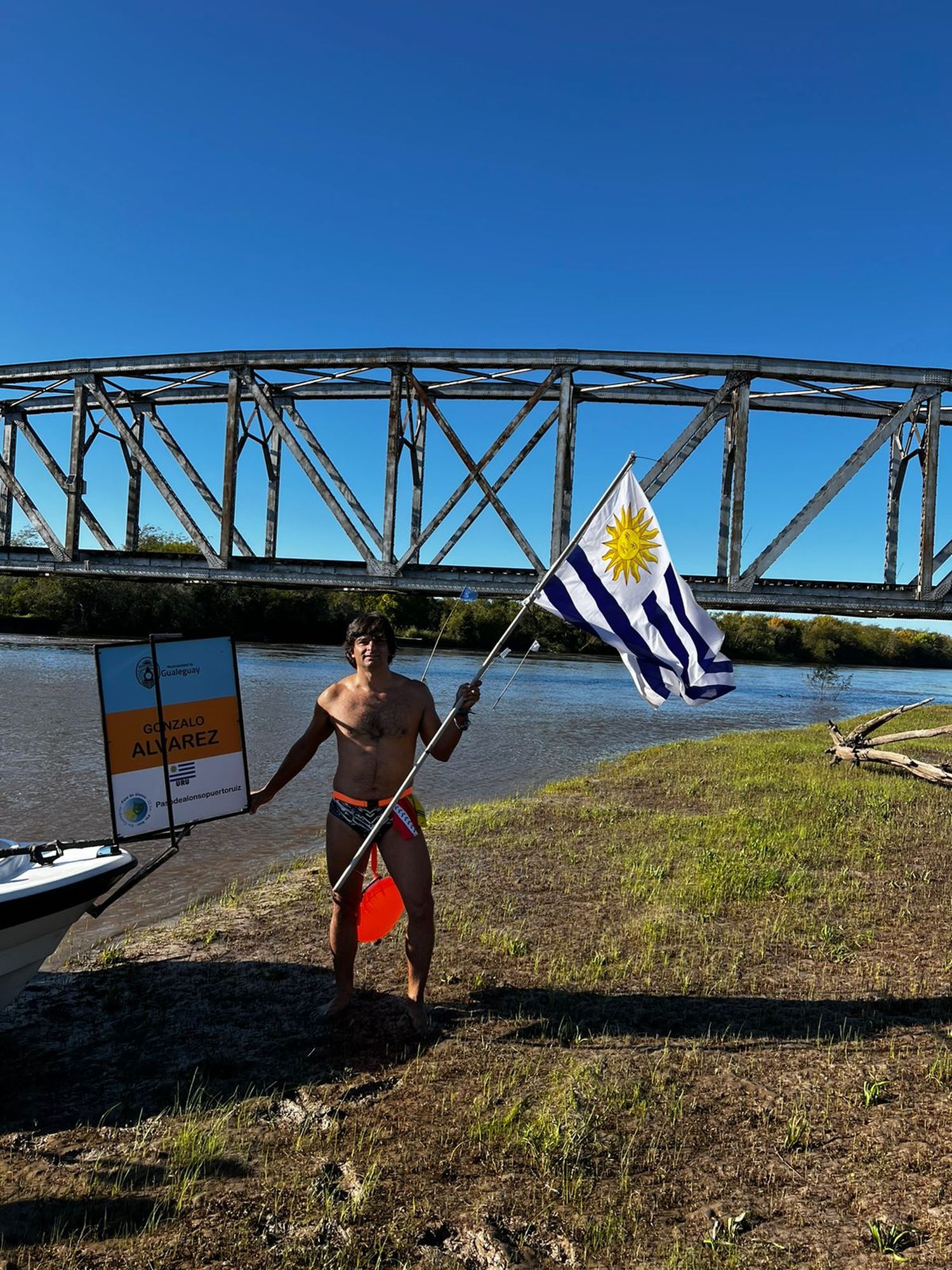 El nadador Gonzalo Alvarez quedó en el historial de quienes lograron unir a nado Paso de Alonso con Puerto Ruiz.