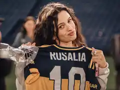 Rosalía visitó la Bombonera y posó con la camiseta del “Xeneize”