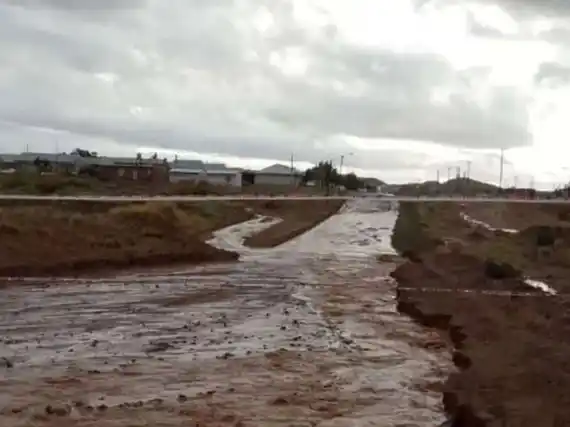 Tres vehículos fueron arrastrados por la crecida de un arroyo en Rincón de los Sauces