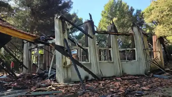Un incendio destruyó una capilla con más de 50 años de historia en Pehuén-Có