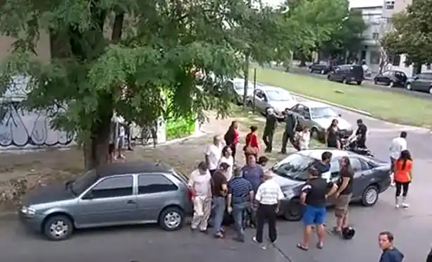 Video: Intentaron linchar a un ladrón en la puerta de un colegio