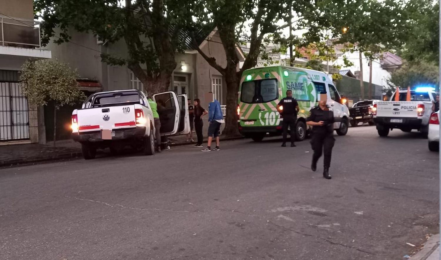 Chocó contra un árbol y tenía pedido de captura