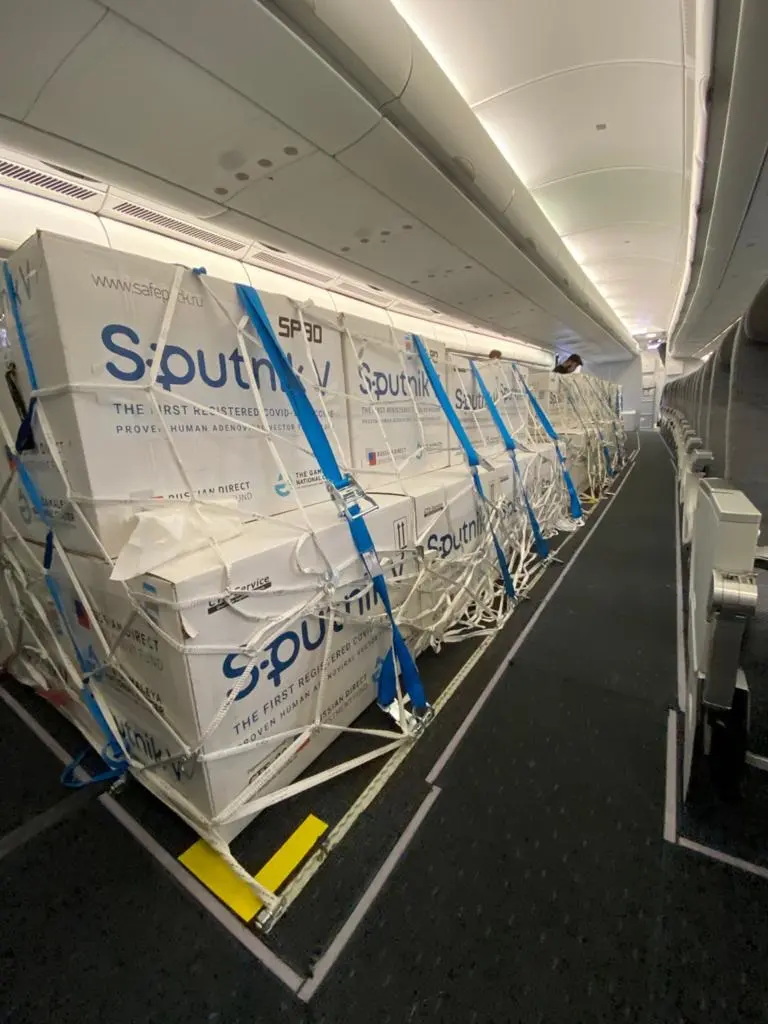 Vacunación COVID: Llegaron 400 mil dosis de Sputnik y este martes arriban 580 mil de Oxford