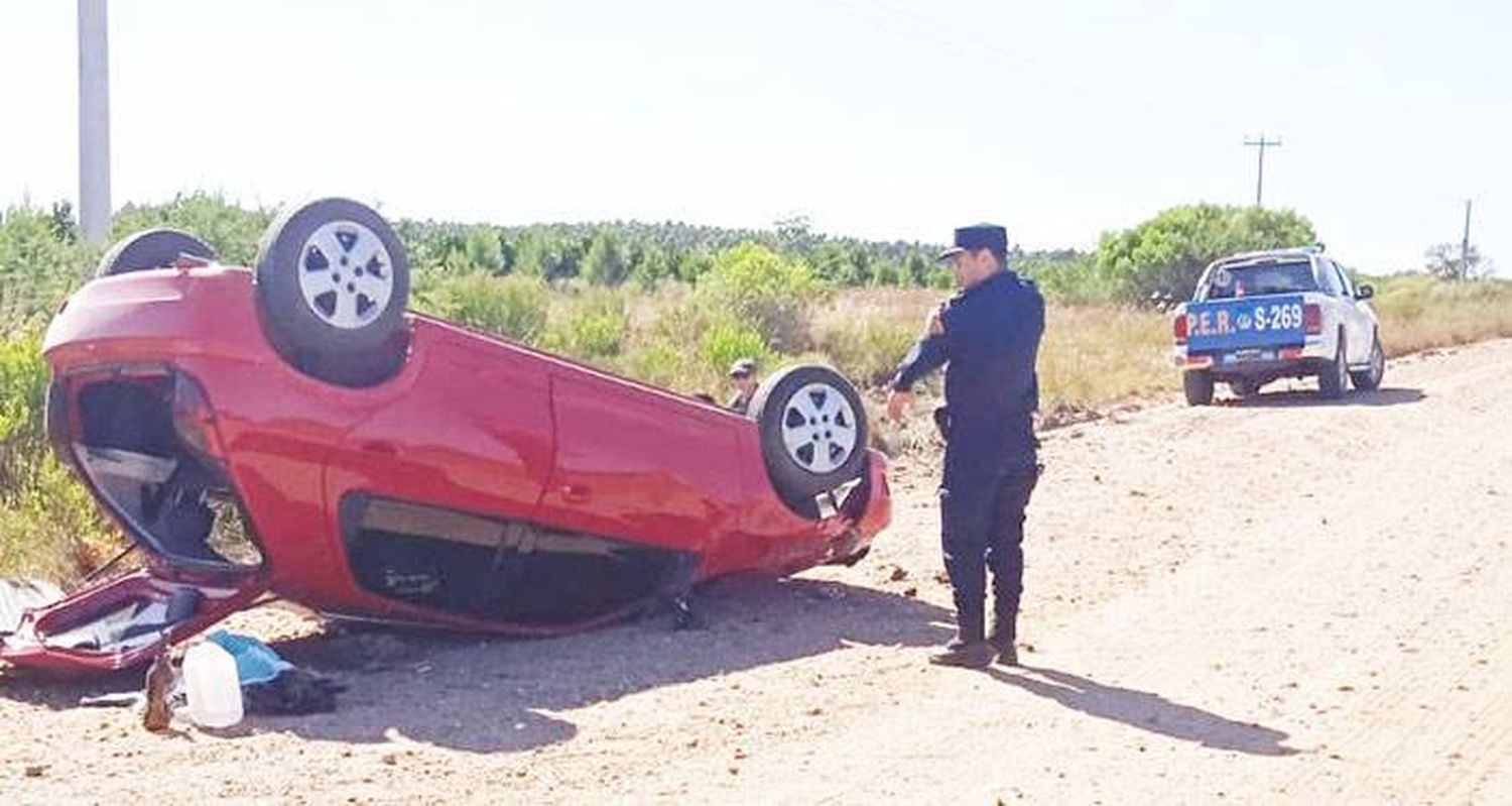 Jóvenes volcaron con su auto en camino rural de Villa del Rosario