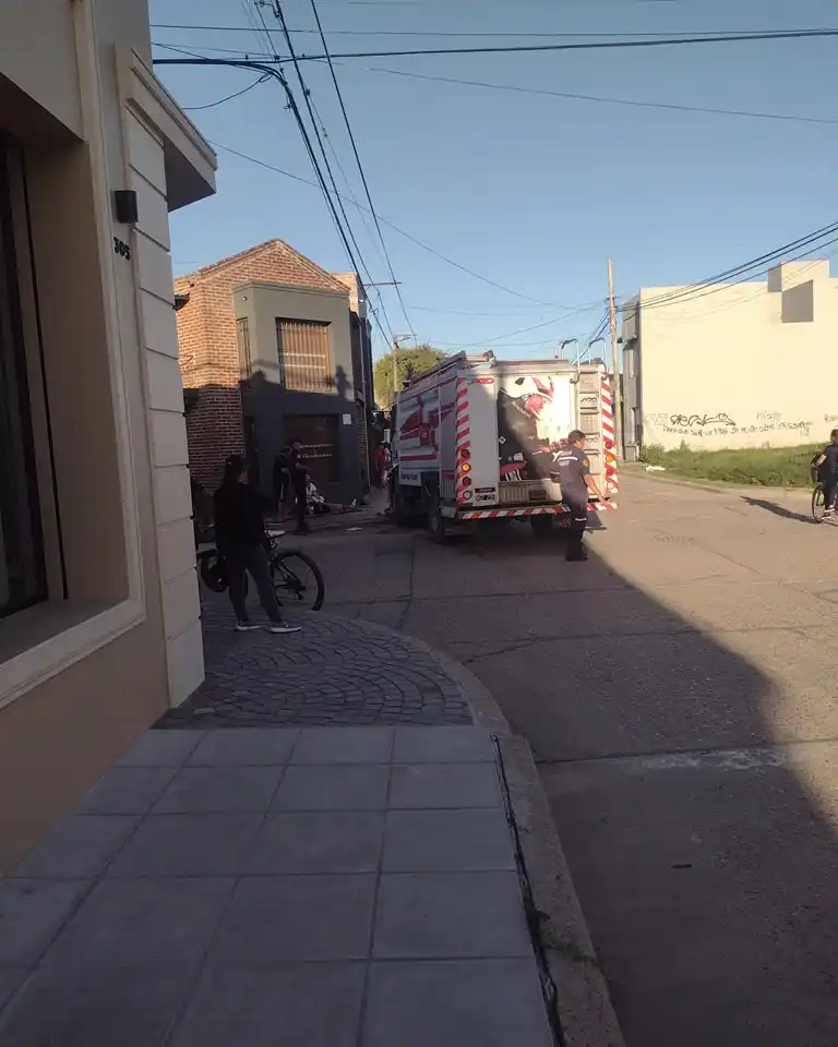 Autobomba chocó una moto y dos personas fueron derivadas al hospital