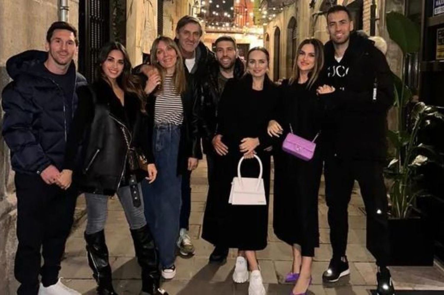 Lionel Messi salió a cenar con amigos en Barcelona y generó expectativas en sus fanáticos