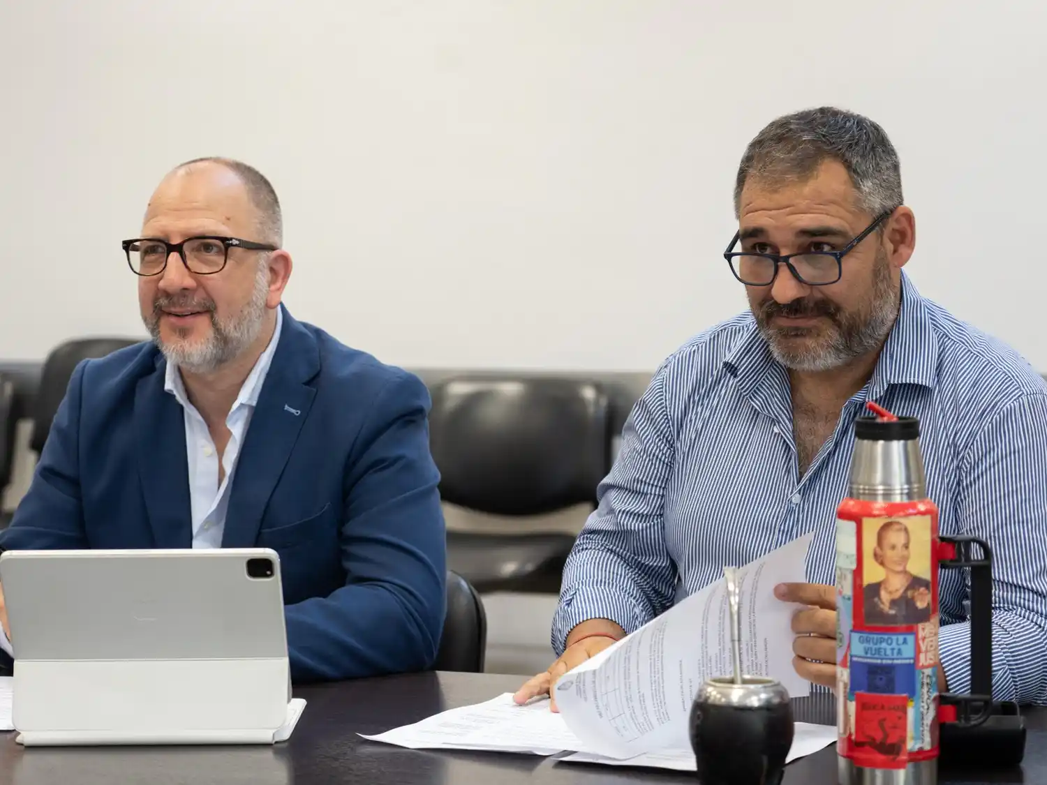 El diputado Fabián Perechodnik, presidente de la Comisión de Producción y Comercio Interior bonaerense, junto al diputado Juan Martín Malpelli, quien presentó la iniciativa.