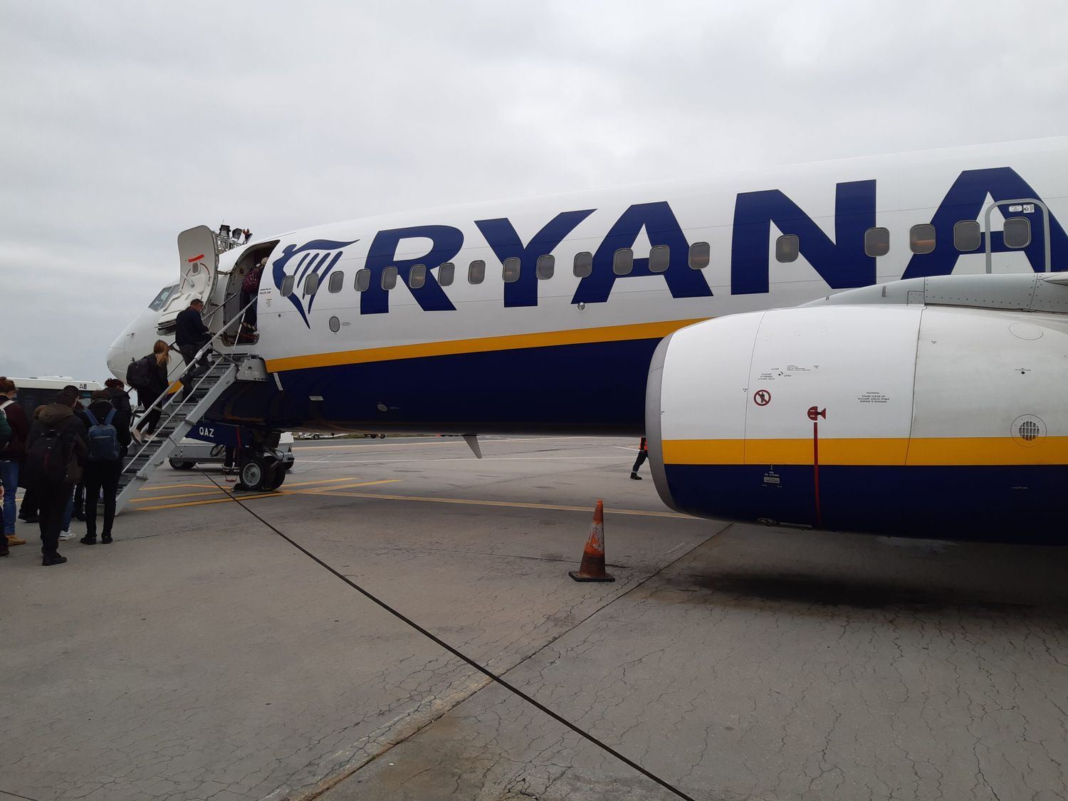Ryanair obtiene ganancias en el tercer trimestre y reduce pérdidas en el primer semestre del año fiscal