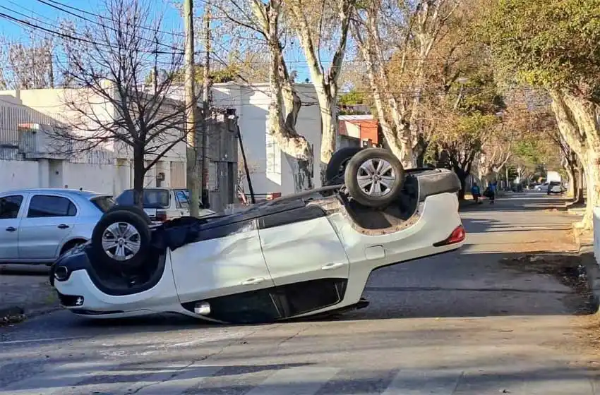 Espectacular choque y vuelco entre dos autos en zona sur: no hubo heridos