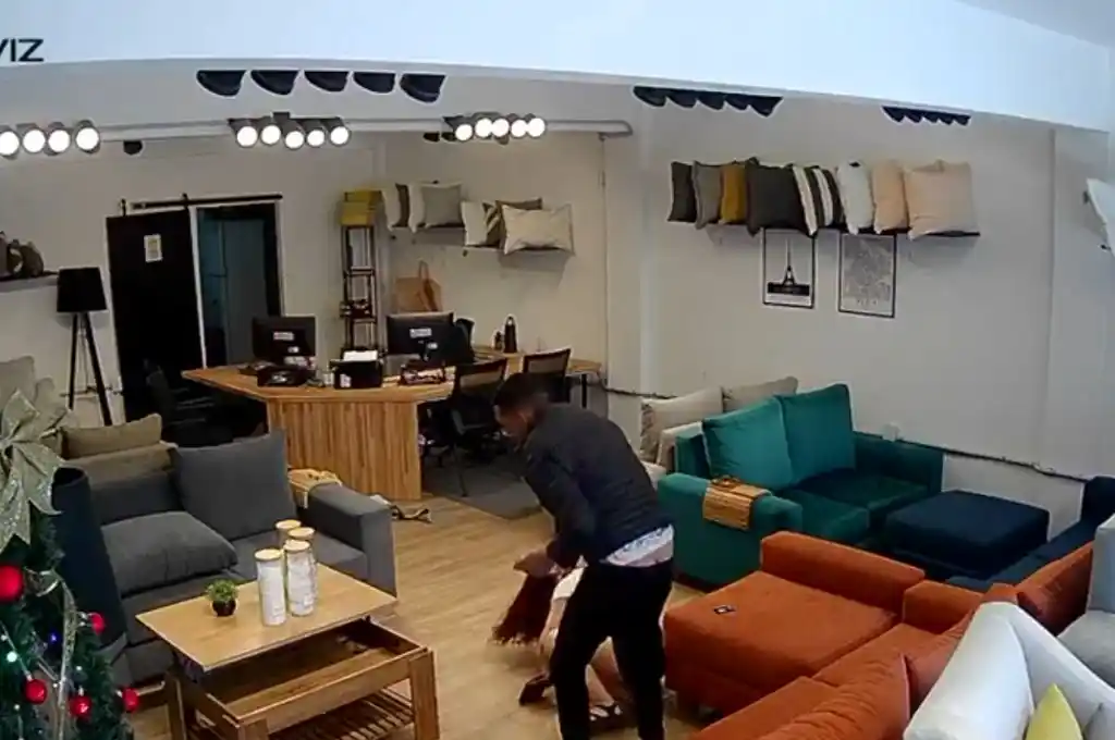 Violento robo en una mueblería