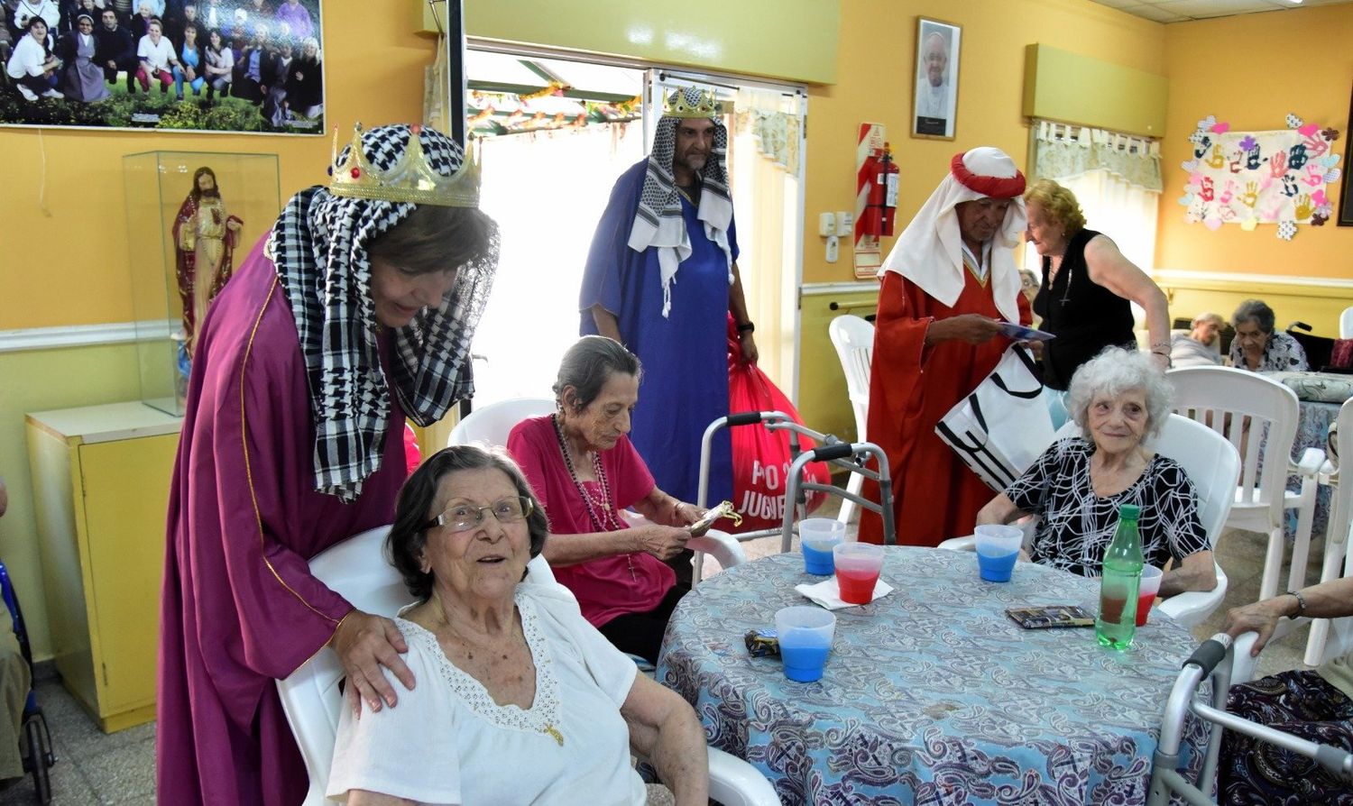 Los reyes llevaron regalos y esperanza al hogar.