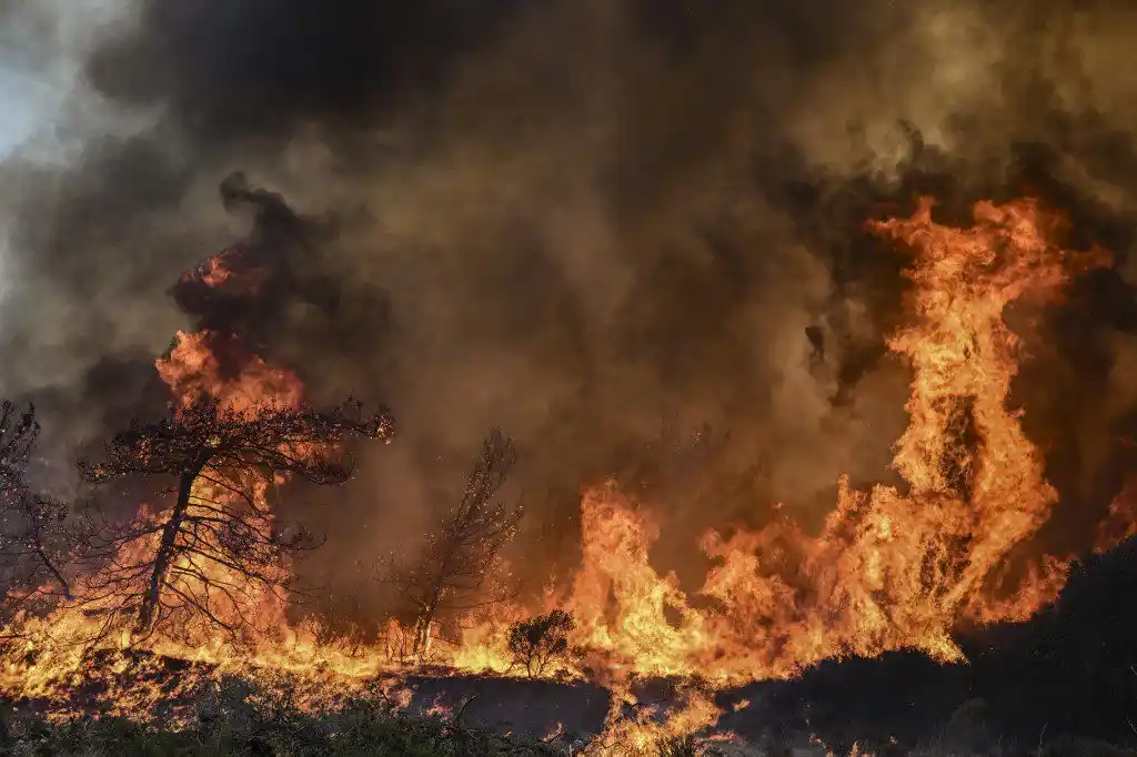 ¡IMPACTANTE! Se estrella AVIÓN durante labores de extinción de incendio en Grecia (+VIDEO)