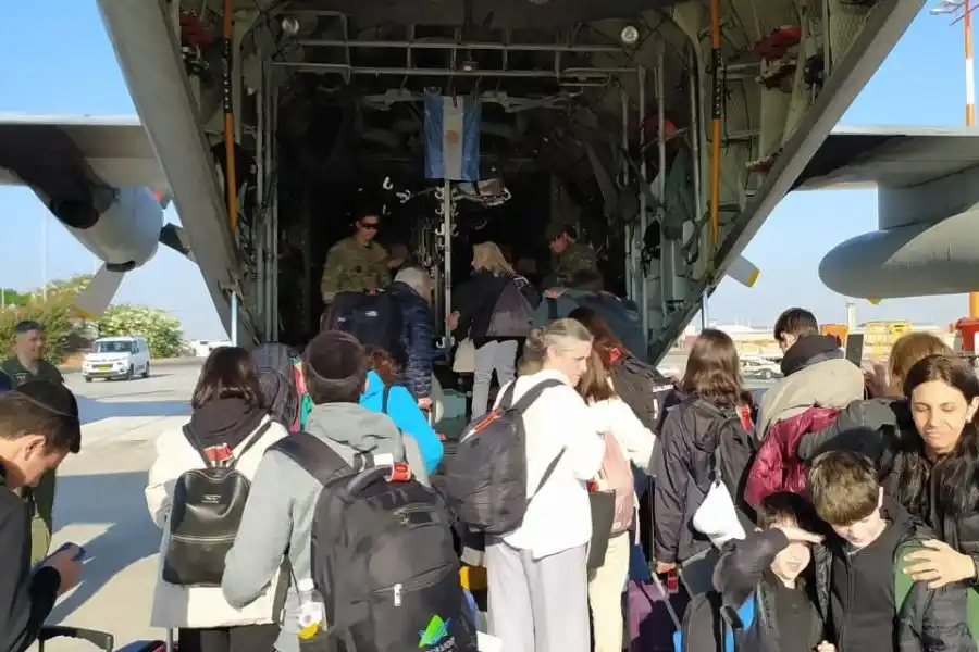El primer vuelo con argentinos evacuados desde Israel llegó a Roma