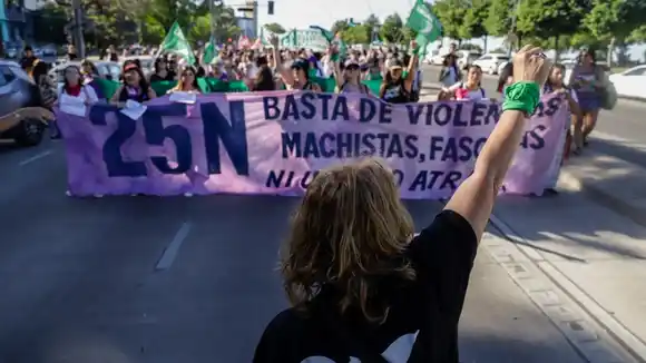 25N: miles de mujeres marcharon en Rosario para denunciar retrocesos en las políticas de género