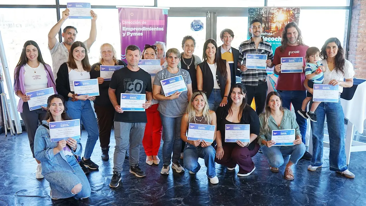 Un importante grupo de emprendedores recibieron sus certificados en Turismo