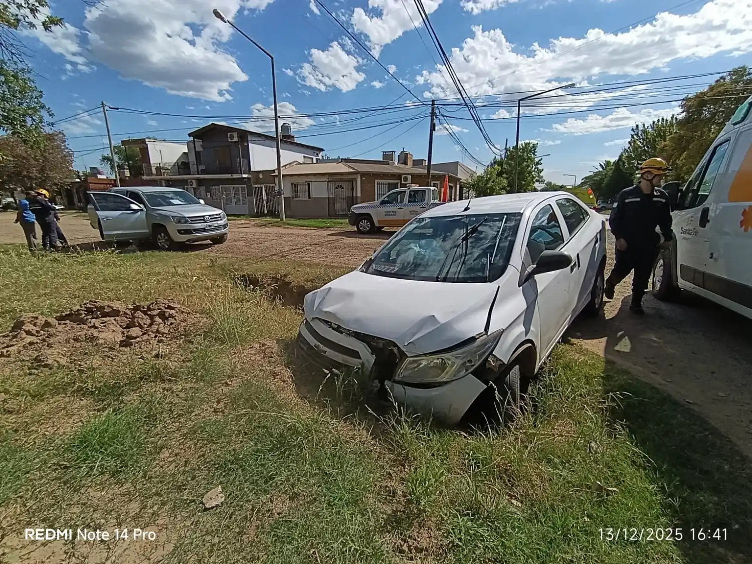 Uno de los vehículos terminó en la cuneta.