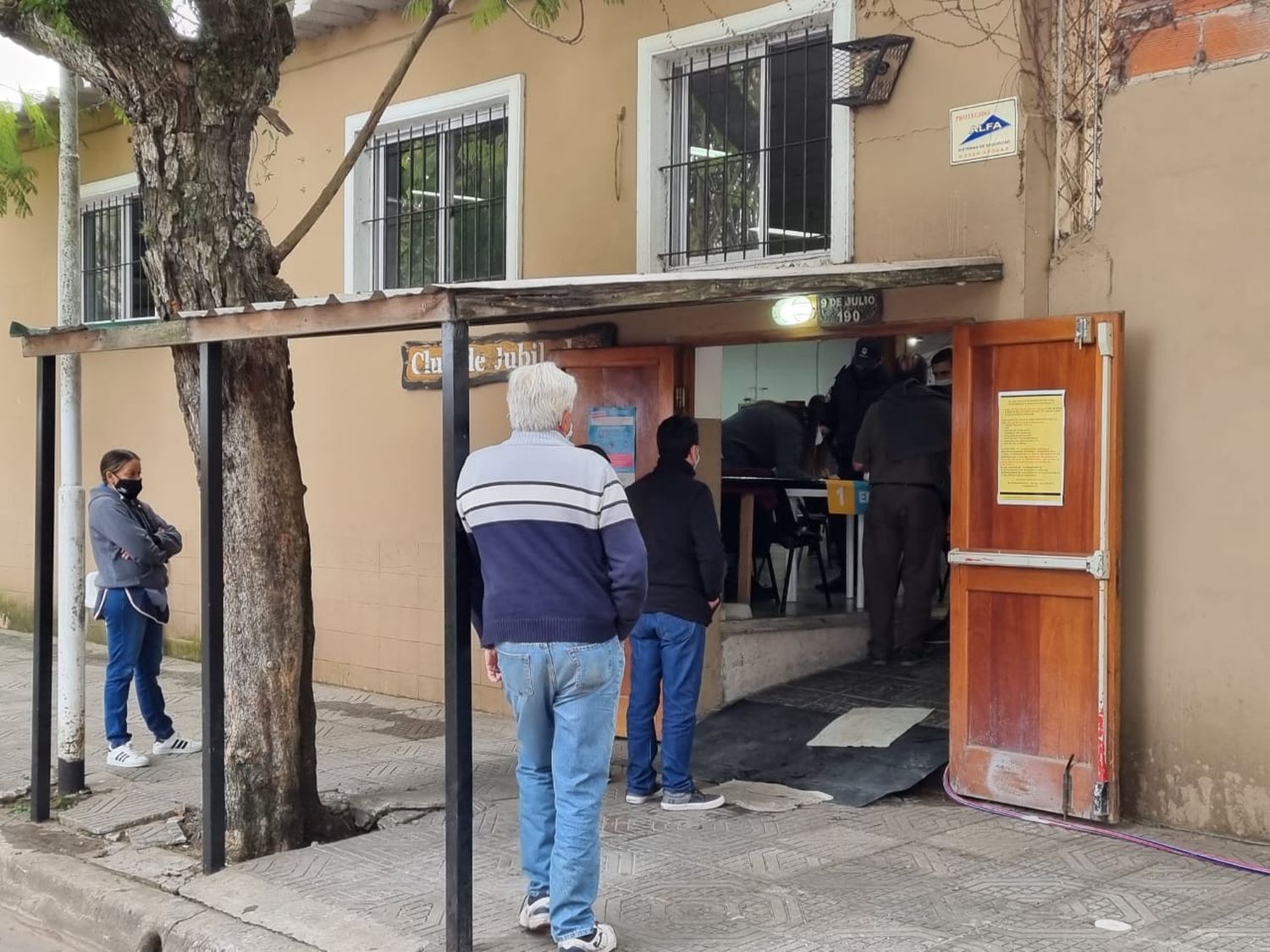Vacunación contra el coronavirus: aplican Sinopharm a personas con turno, mayores de 50 años y embarazadas