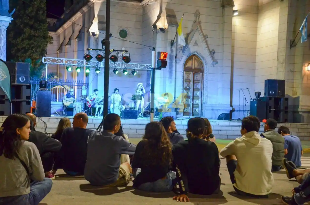 Un domingo a pura música con la escuela municipal de teatro y bandas locales