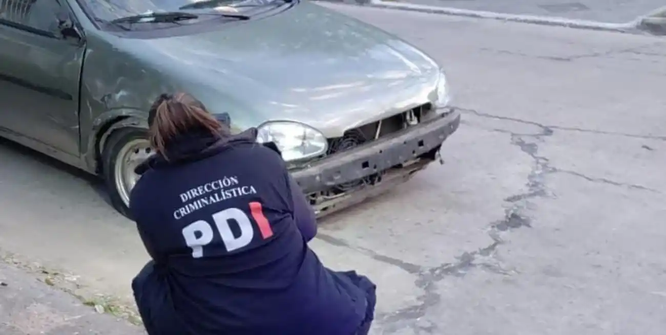 El automovilista no se detuvo y aceleró para escapar, pero a unas cuadras de distancia fue interceptado.