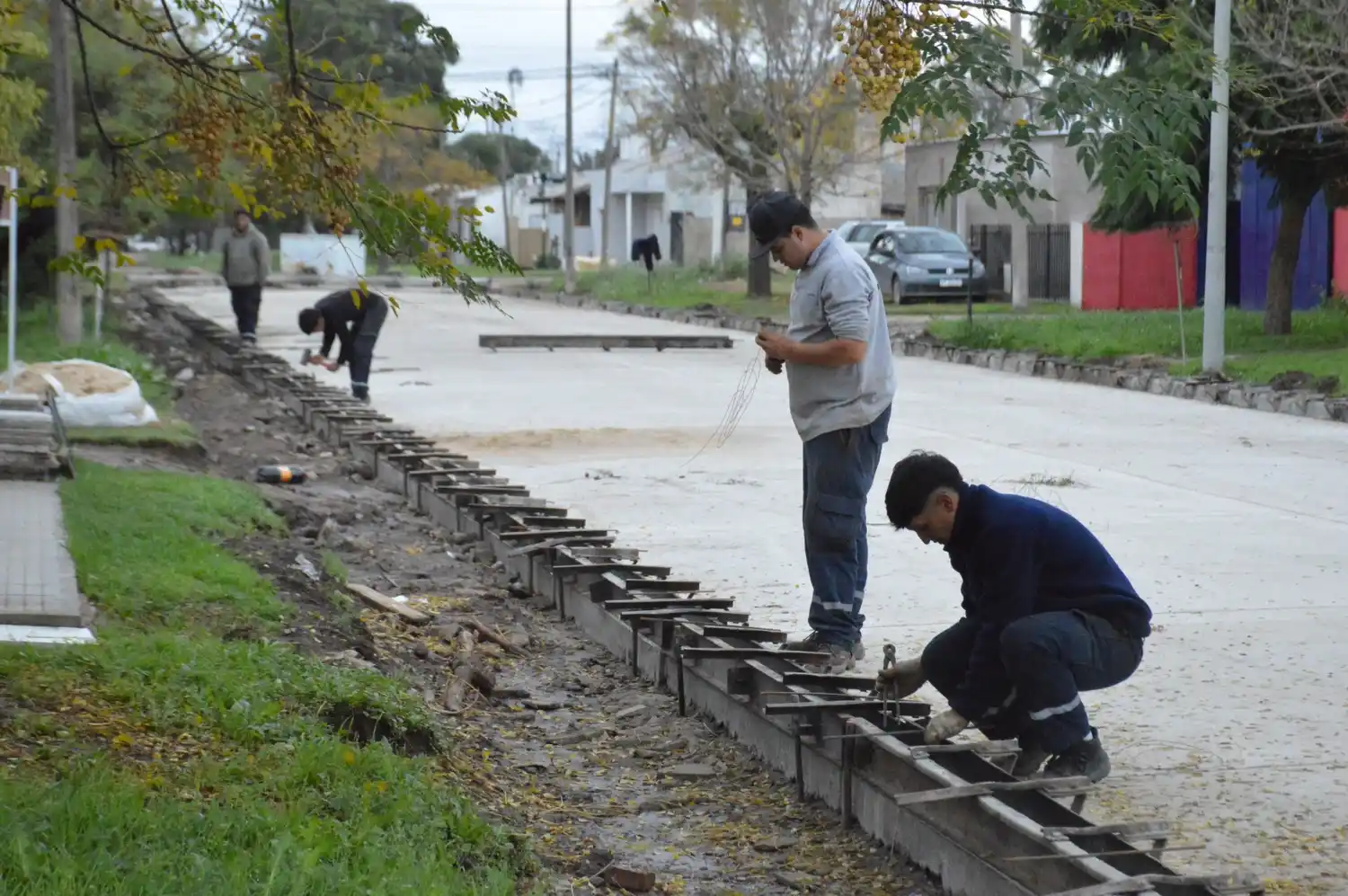 La cuadrilla municipal en plena tarea.